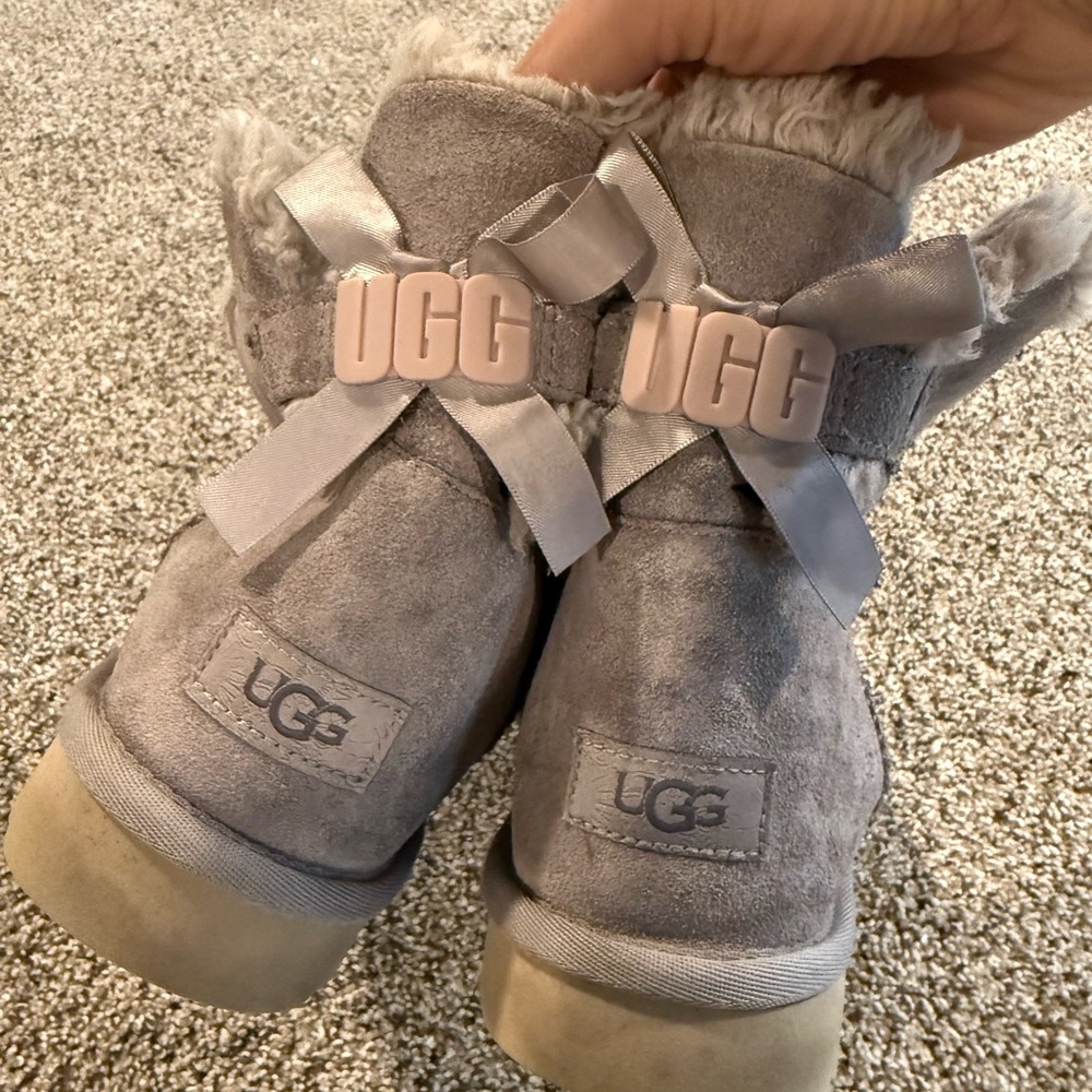 UGG women’s size 11 grey boots, cute Ugg detail on back - Picture 5 of 6